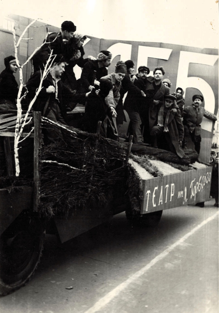 8. ГАПК, Ф.Р.-1532, Оп. 1, Д. 63, Л. 1. Сцена из спектакля Хлеб.jpg 8. ГАПК, Ф.Р.-1532, Оп. 1, Д. 63, Л. 1. Сцена из спектакля Хлеб.jpg