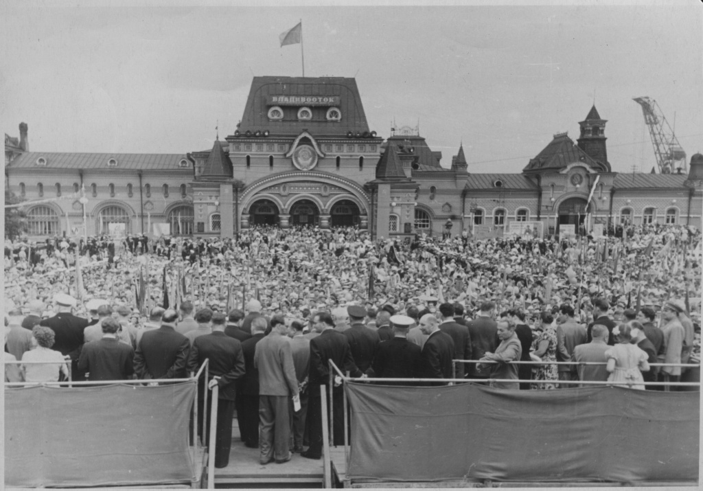 П-35. Митинг трудящихся на привокзальной площади, посвященный 100-летию г. Владивостока, 1960 г.jpg