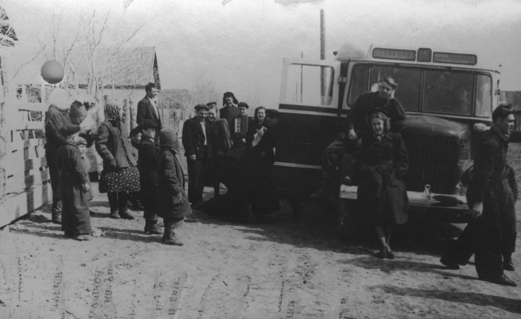 ГАПК. Фотофонд, П-2086е. Агитбригада дома культуры Ильича в с. Камень-Рыболов, апрель 1954 г.. ГАПК. Фотофонд, П-2086е. Агитбригада дома культуры Ильича в с. Камень-Рыболов, апрель 1954 г..jpg