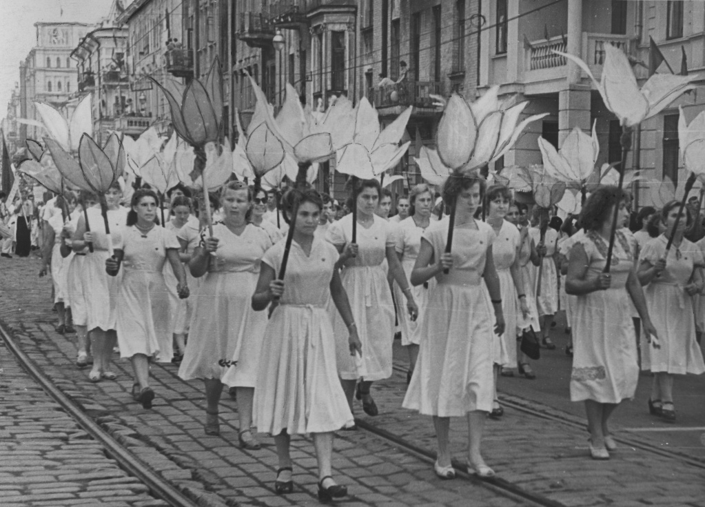 ГАПК. Фотофонд, П-434б. Колонна девушек Кировского района Приморского края на праздновании 100-летия Владивостока, 1960 г.