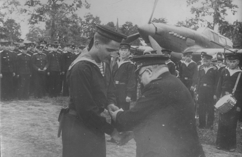 10. ГАПК. Фотофонд, П-9860. Вручение боевых наград летчикам-тихоокеанцам, отличившимся в боях с японцами империалистами. Август 1945 г.jpg