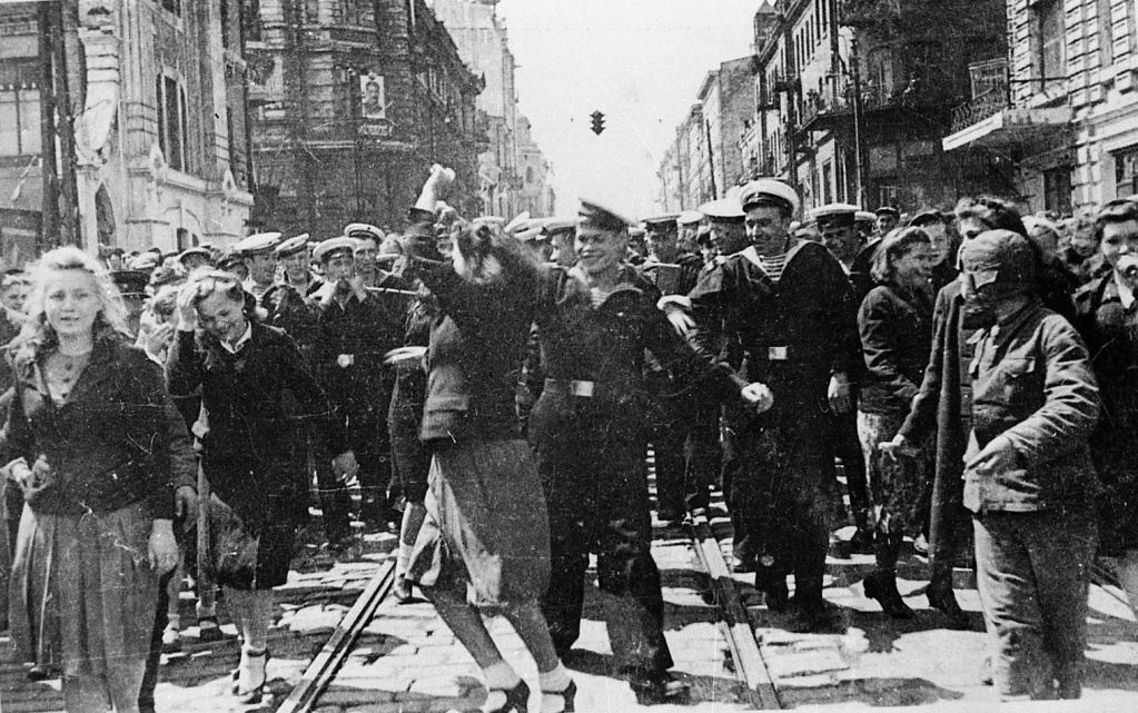 ГАПК, фотофонд, 0712. День Победы над Германией в Великой Отечественной войне, г. Владивосток, май 1945 г. .jpg День Победы над Германией в Великой Отечественной войне, г. Владивосток, май 1945 г. .jpg