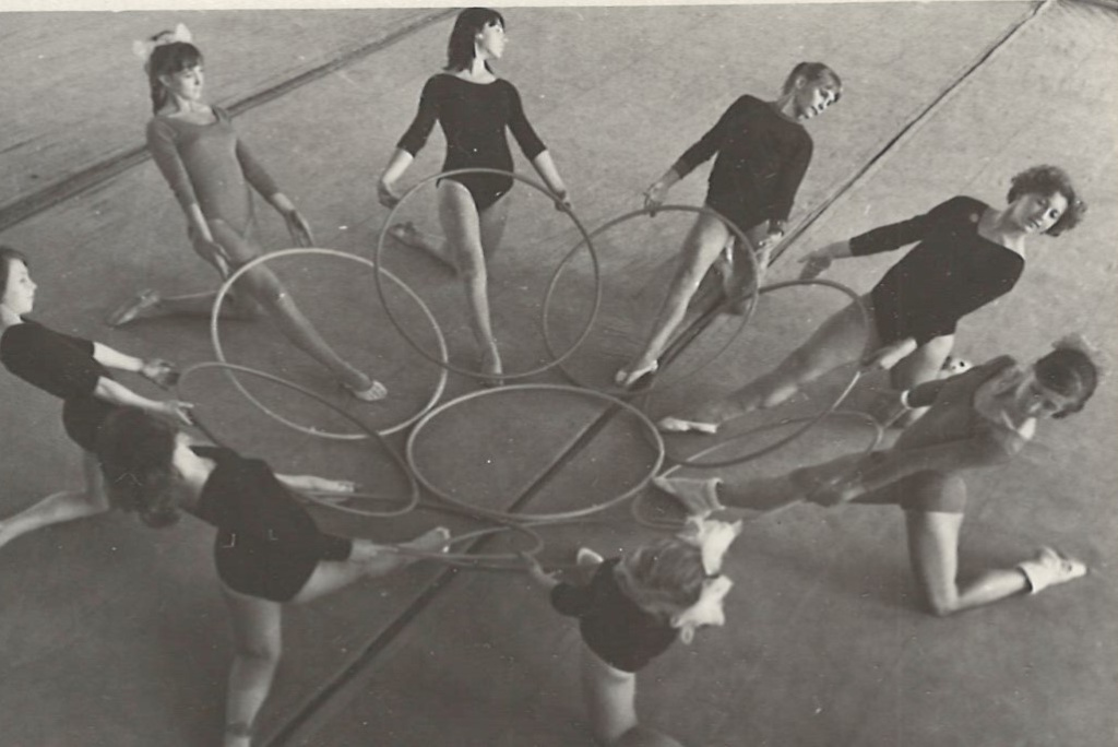 ГАПК. Фотофонд, 06290, негатив Занятия по художественной гимнастике в детской спортивной школе Фрунзенского района. 1970 год