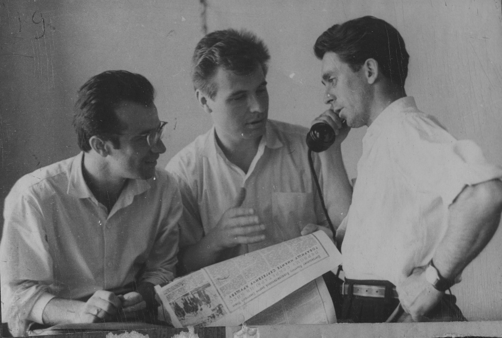 15.ГАПК. Фотофонд. П-8451. Первые корреспонденты радиостанции «Тихий океан». Слева направо: Ю. Полищук, В. Пономарев, А. Степанов. 1964 г..jpg