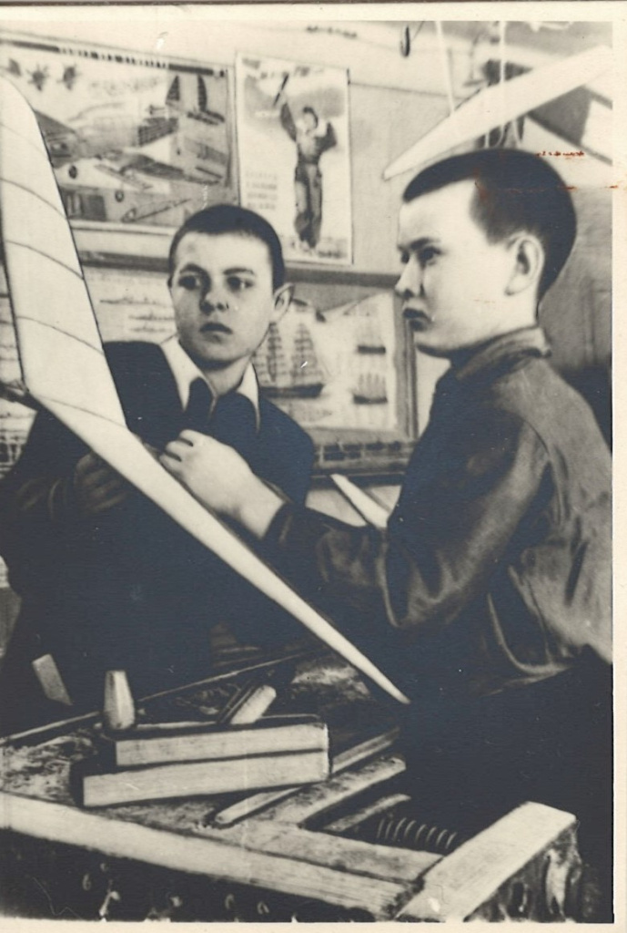 ГАПК. Фотофонд, 04316, негатив-контратип Юные авиамоделисты владивостокского Дома пионеров готовятся к соревнованиям