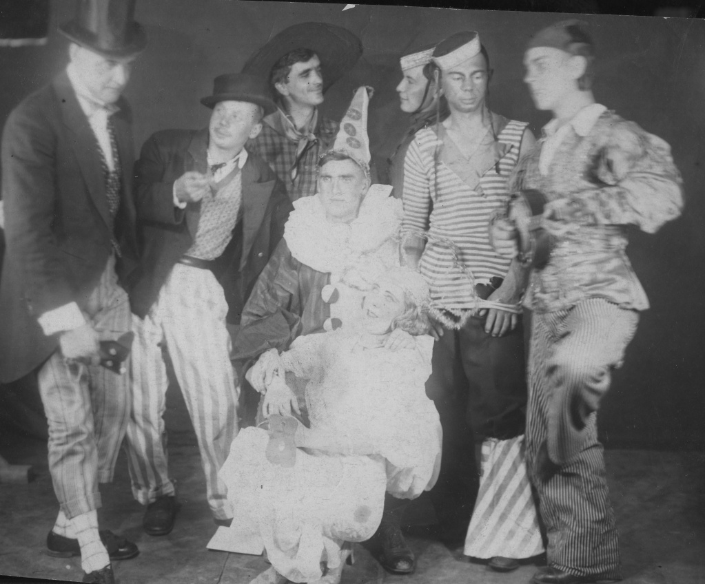 ГАПК. Фотофонд, П-13833. Участники драмкружка Центрального клуба моряков на репетиции джаз-спектакля Карнавал, г. Владивосток, 1936-1937 гг..jpg ГАПК. Фотофонд, П-13833. Участники драмкружка Центрального клуба моряков на репетиции джаз-спектакля Карнавал, г. Владивосток, 1936-1937 гг..jpg