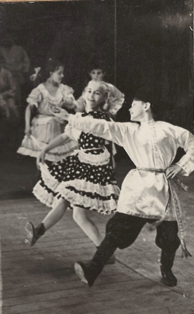 ГАПК. Фотофонд, 03086 Приморский край. Хореографический ансамбль городского Дома пионеров Спасска-Дальнего. Полька «В новых башмачках» в исполнении Оли Данилевской и Вовы Дутова. 1968 год.