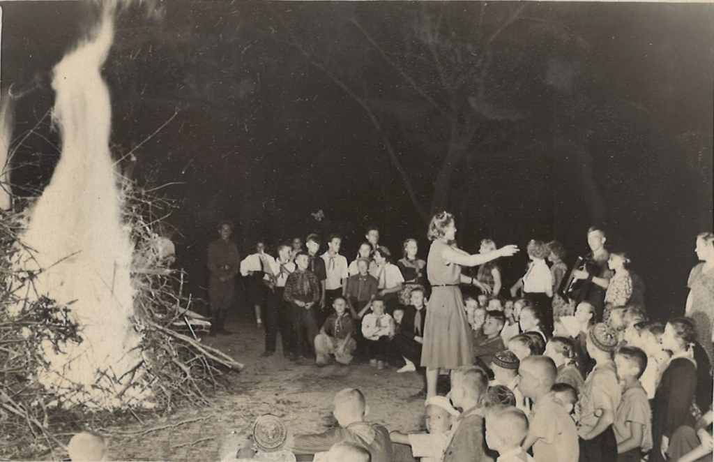 ГАПК. Фотофонд, 02112, негатив на пленке Приморский край. Межколхозный пионерский лагерь «Сокол» на станции Океанская. Пионеры у костра за разучиванием песен. 1955 год