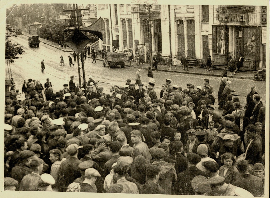 10. ГАПК. Фотофонд. П-3629. Жители Владивостока слушают сообщение о нападении Германии на Советский Союз, г. Владивосток, 22 июня 1941 г..jpg