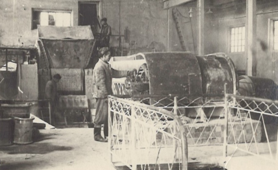 ГАПК. Фотофонд, 0442 (1). Цех фанерно-шиферного завода на станции Океанская Приморского края. 1958 г. .jpg