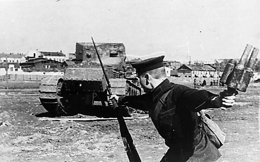 14. Занятия в военных кружках по районам г. Владивостока в годы войны, 1942- 1943 гг., ГАПК, фотофонд, 01246.jpg 14. Занятия в военных кружках по районам г. Владивостока в годы войны, 1942- 1943 гг., ГАПК, фотофонд, 01246.jpg