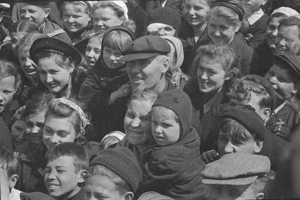 59. Жители Владивостока на митинге в честь Дня Победы над гитлеровской Германией, 10 мая 1945 г., ГАПК, фотофонд, 01487.jpg 59. Жители Владивостока на митинге в честь Дня Победы над гитлеровской Германией, 10 мая 1945 г., ГАПК, фотофонд, 01487.jpg