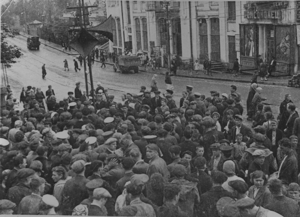 ГАПК. Фотофонд, П-3629, 22 июня жители Владивостока слушают сообщение о нападении Германии 1941 г. Владивосток.jpg ГАПК. Фотофонд, П-3629, 22 июня жители Владивостока слушают сообщение о нападении Германии 1941 г. Владивосток.jpg