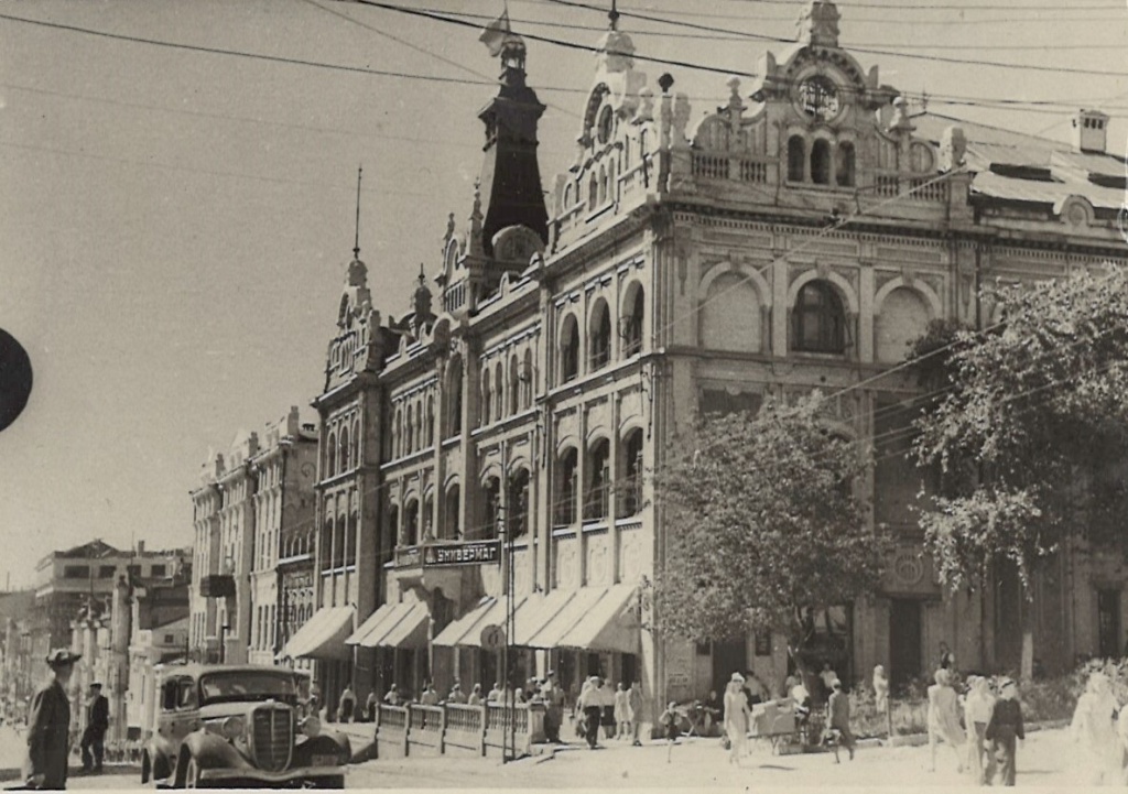 ГАПК. Фотофонд 0-2726 (негатив). Владивосток. У здания Универсального магазина на Ленинской улице.