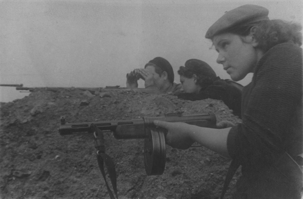 ГАПК. Фотофон. П-5243. Бойцы всеобуча Фрунзенского района г. Владивостока на занятиях по теме «Взвод в обороне». Справа - боец-автоматчик Елена Моисеенко подразделения командира тов. Яковлева, г. Владивосток, 1942 г..jpg ГАПК. Фотофон. П-5243. Бойцы всеобуча Фрунзенского района г. Владивостока на занятиях по теме «Взвод в обороне». Справа - боец-автоматчик Елена Моисеенко подразделения командира тов. Яковлева, г. Владивосток, 1942 г..jpg