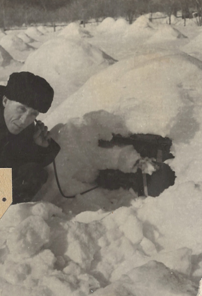 ГАПК. Фотофонд, 03101. Старший пчеловод В. Лузан проверяет состояние пчел, зимующих под снегом. 09.02.1965 г.
