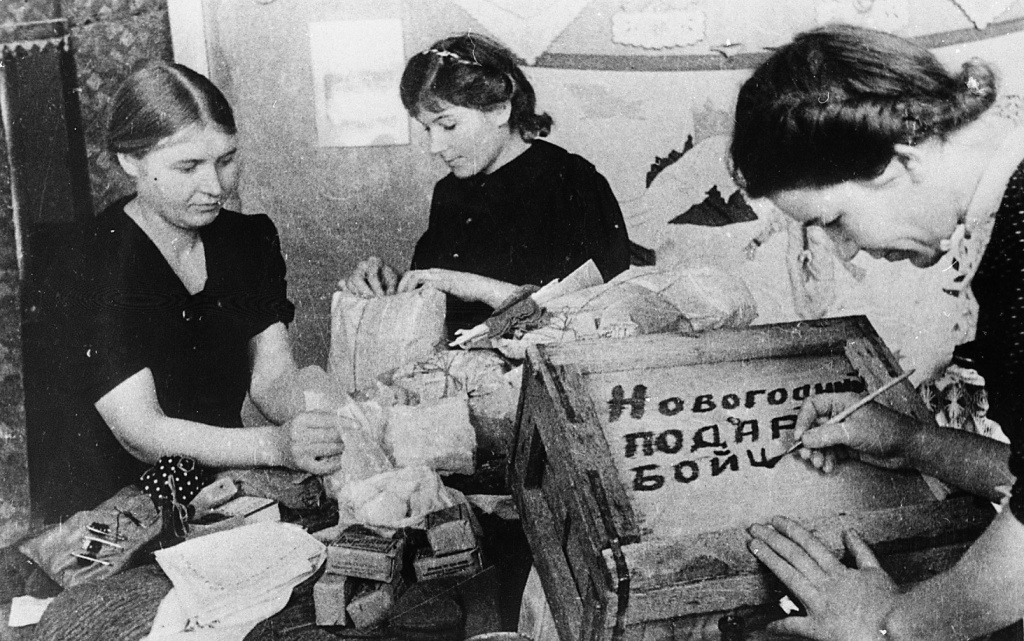 42. Отправка подарков воинам Советской Армии в дни Великой Отечественной войны.jpg 42. Отправка подарков воинам Советской Армии в дни Великой Отечественной войны.jpg