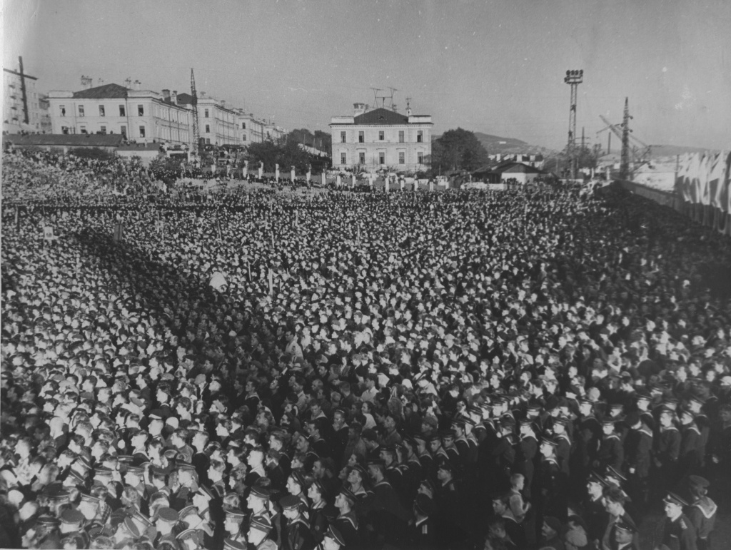 19. ГАПК. Фотофонд, П-9861. Митинг в г. Владивосток в честь Победы над имп. Японией. 09.45. вдк.jpg