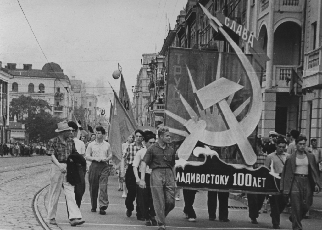 ГАПК. Фотофонд, П-435а. Колонна с транспорантом «Владивостоку 100 лет», 1960 г.