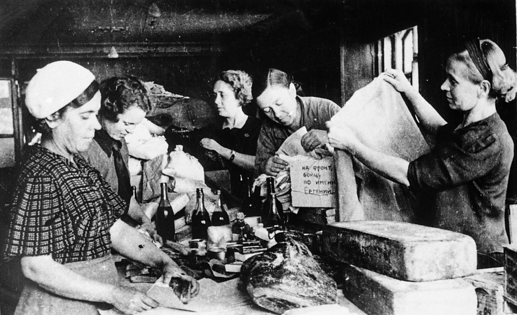 41.-Отправка-подарков-воинам-Советской-Армии-в-дни-Великой-Отечественной-войны_-г.jpg 41.-Отправка-подарков-воинам-Советской-Армии-в-дни-Великой-Отечественной-войны_-г.jpg