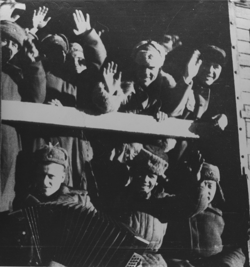 9. ГАПК. Фотофонд, П-9907. Отправка приморцев на фронт. г. Владивосток. 1942 г..jpg