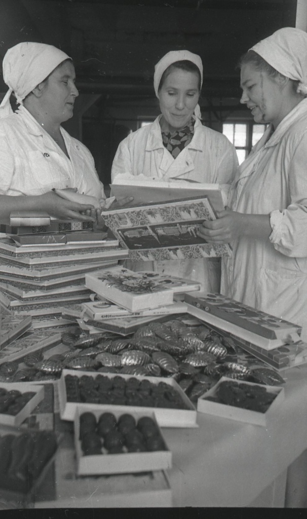 ГАПК. Фотофонд, 06184, негатив. Продукция Владивостокской кондитерской фабрики, 1970-е. (2).jpg