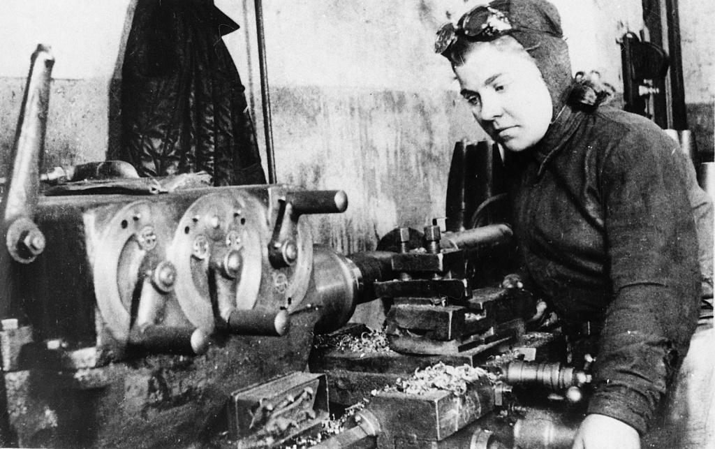 37. Производство зарядов для фронта на заводе «Металлист», г. Владивосток, 1944 г., ГАПК, фотофонд, 0727.jpg 37. Производство зарядов для фронта на заводе «Металлист», г. Владивосток, 1944 г., ГАПК, фотофонд, 0727.jpg