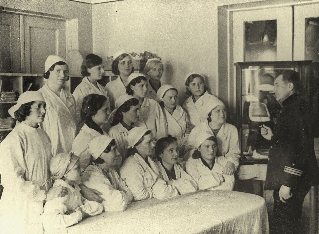 ГАПК. Фотофонд. П-655. Занятия медсестер при поликлинике Водздрава по овладению медицинскими знаниями. Занятия ведет врач III ранга Шайдулин, г. Владивосток, 30 апреля 1942 г..jpg