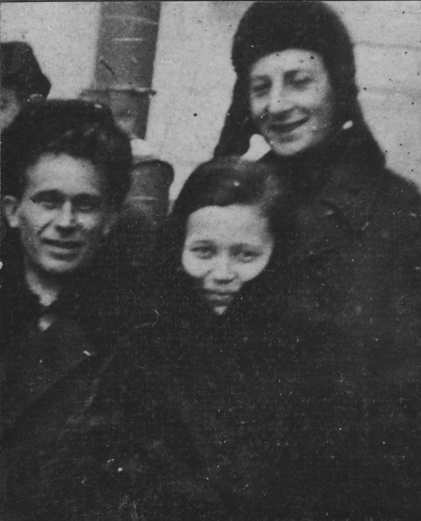 8.ГАПК. Фотофонд. П-8422. Редактора радио. Слева направо: Зверев – редакция Последних известий, Левина – молодежная редакция, Рефисов – литературно-драматическая редакция. 1935 г..jpg