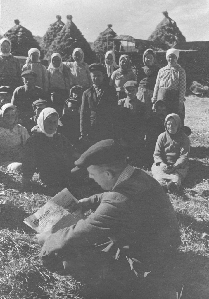 ГАПК. Фотофонд. П-826. Читка газеты во время обеденного перерыва в поле на молотьбе. За газетой – председатель сельсовета – Громовик, колхоз Активист, Анучинский район, 1950 г..jpg ГАПК. Фотофонд. П-826. Читка газеты во время обеденного перерыва в поле на молотьбе. За газетой – председатель сельсовета – Громовик, колхоз Активист, Анучинский район, 1950 г..jpg