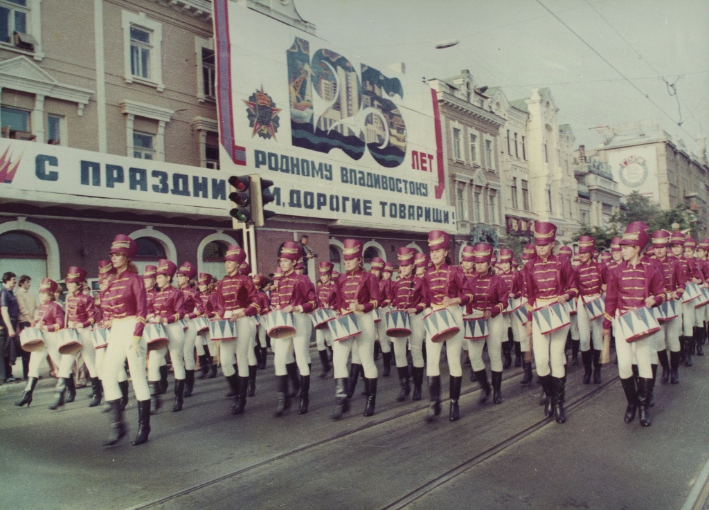 ГАПК. Фотофонд, П-12400. Празднование 125-летия г. Владивостока. Шествие «гусаров» по ул. Ленинской, 1985 г.