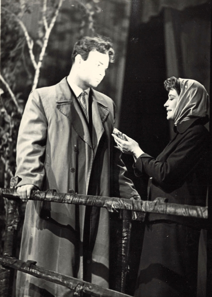 6. ГАПК, Ф.Р.-1532, Оп. 1, Д. 62, Л. 2. Е. М. Шальников в сцене из спектакля Иркутская история.jpg 6. ГАПК, Ф.Р.-1532, Оп. 1, Д. 62, Л. 2. Е. М. Шальников в сцене из спектакля Иркутская история.jpg