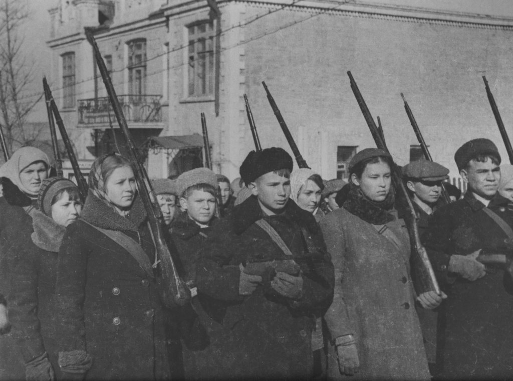 13. Группа старшеклассников на занятиях по строевой подготовке, 1941 -1945 гг., ГАПК, фотофонд, П-9897.jpg 13. Группа старшеклассников на занятиях по строевой подготовке, 1941 -1945 гг., ГАПК, фотофонд, П-9897.jpg