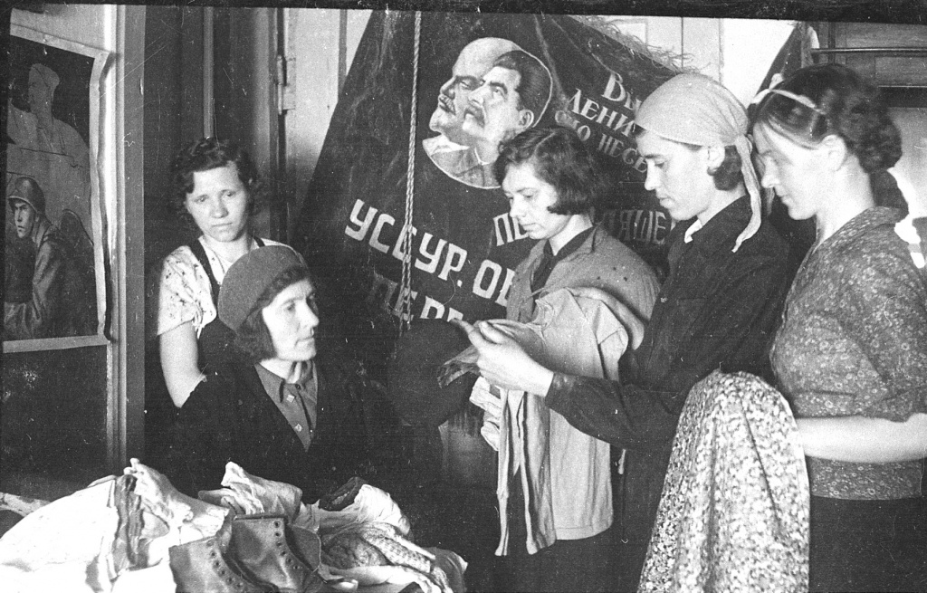 12. Трудящиеся города Ворошилов Уссурийский готовят подарки бойцам Ленинградского-фронта 1942 г. .jpg 12. Трудящиеся города Ворошилов Уссурийский готовят подарки бойцам Ленинградского-фронта 1942 г. .jpg